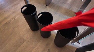 Modern estetik ortamda tasarım sahipleri arasında zarif bir şekilde yerleştirilmiş şemsiyeyi gösteren büyüleyici görüntüler.