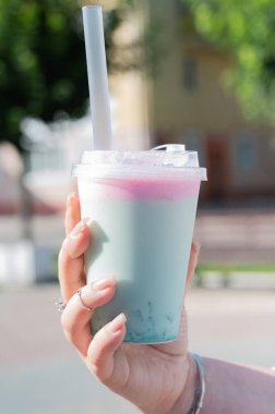 Nane yeşili tabanlı canlı bir pastel içecek. Üstünde pembe bir taban var. Temiz bir fincanda servis ediliyor. Yaz tazelemesi ve estetik hisler için mükemmel..