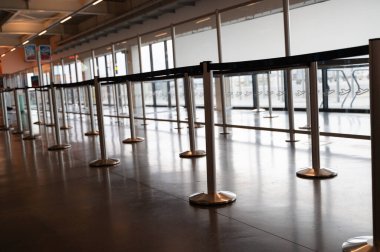 Modern mimari tasarım ve minimalizmin sergilendiği sakin bir havaalanı kontrol alanı manzarası.