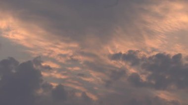 Bulutlu güzel gün batımı gökyüzü, akşam bulutları