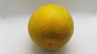 Beyaz arkaplanda sarı limon