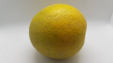 beyaz arkaplanda limon