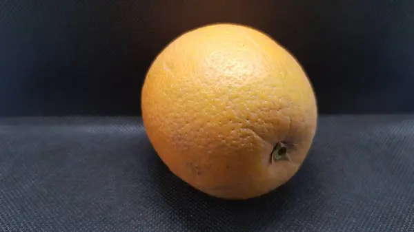 beyaz arkaplanda taze portakal meyvesi