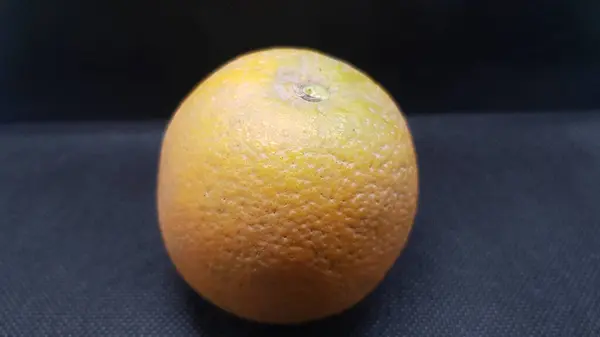 Beyaz arka planda taze portakal ve limon