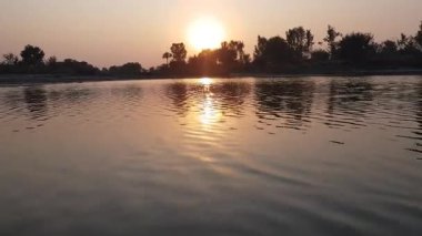 Nehirde gün batımı