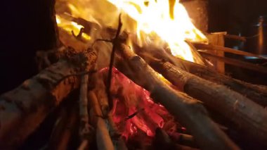 Şöminede yanan ateş