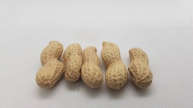 Fıstık beyaz arkaplanda izole edildi