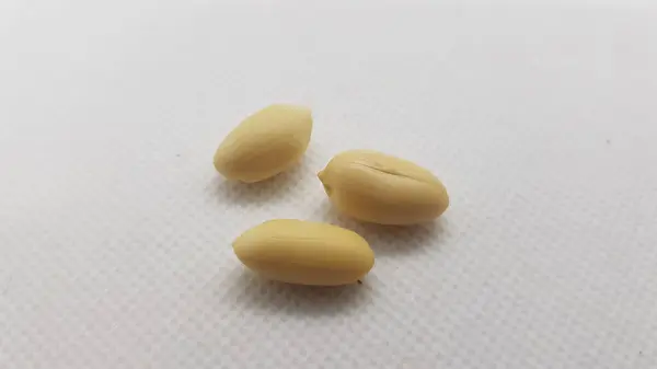 raw unpeeled yellow kidney bean
