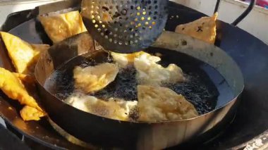 Markette kızarmış balık pişirmek.