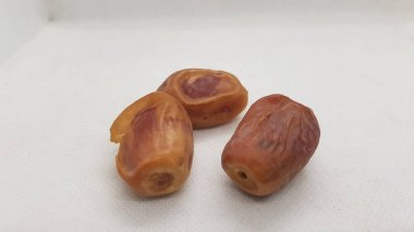 Beyaz arkaplanda kurumuş tarihler