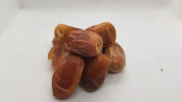 Hurma ağaçlarının meyveleri beyazdır.