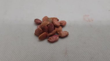 Beyaz arkaplanda kırmızı ve kahverengi fasulyeler