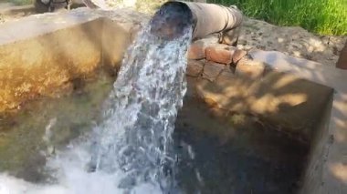 Akıp duran bir pınar...