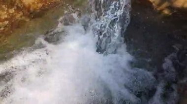 Şelalenin havadan görünüşü. Dağ nehrinin güzel manzarası