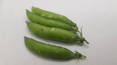 Beyaz Arkaplanda Taze Yeşil Fasulye.