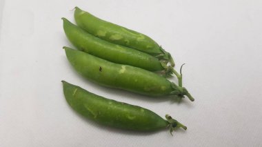 Beyaz arkaplanda yeşil fasulye