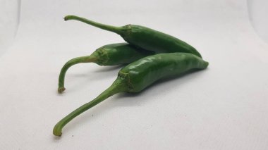 beyaz zemin üzerine yeşil biber