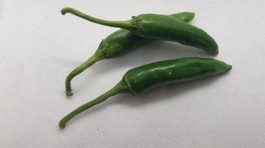 Beyaz bir arka plan üzerinde taze yeşil biber
