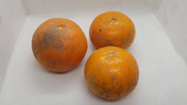 beyaz arkaplanda taze ve lezzetli turuncu ve kahverengi mango