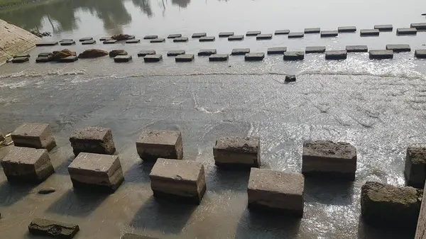 Nehirdeki eski paslı boru.