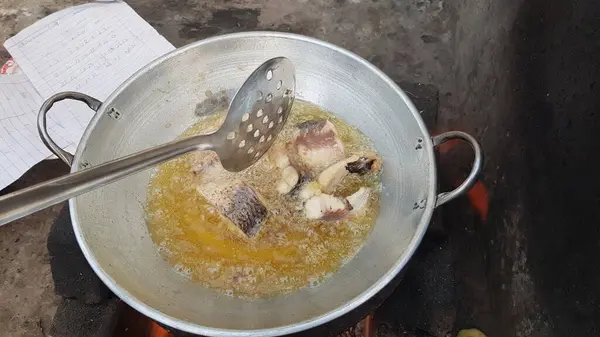 Tavada etli pilavın yakın görüntüsü.