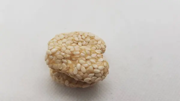 Bir yığın taze pirinç taneleri.