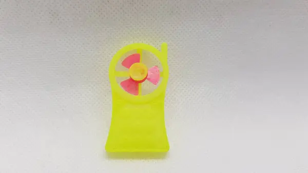 Beyaz arkaplanda dikiş düğmeleri