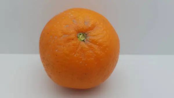 Taze bir portakal meyvesi.