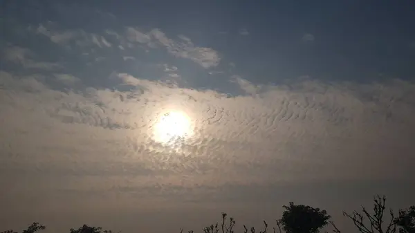 Güzel gün batımı gökyüzü bulutlu