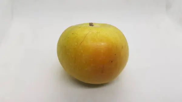 Beyaz arka plan üzerinde izole taze olgun elma