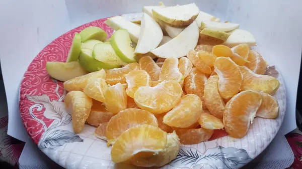 Meyve ve fındıklı taze salata