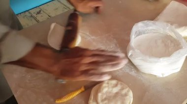 Mangır yapmak. Pizza yapıyorum..