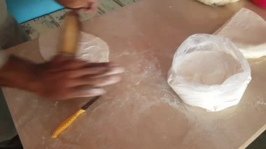 Pasta için hamur yapmak.