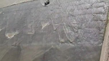Karla kaplı beyaz bir duvara yaklaş.