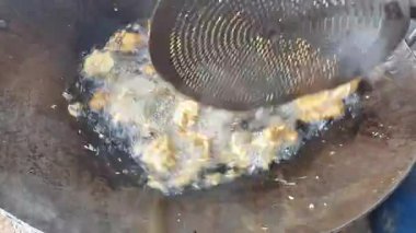 Tavada pilav pişirmek.