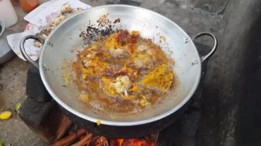 Tavada tavuk pişirmek.