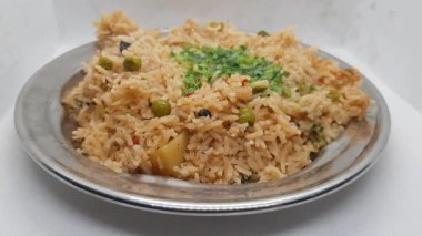 Lezzetli Hint yemeği pilavı ve sebze tabağı