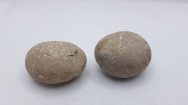 Kahverengi ve siyah taşların yakın plan çekimi.