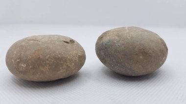 beyaz, kahverengi ve kahverengi taşlar yığını