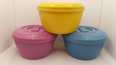 Gri arkaplanda renkli plastik kaplar