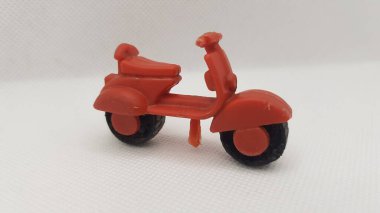 Plastik oyuncaktan yapılmış araba