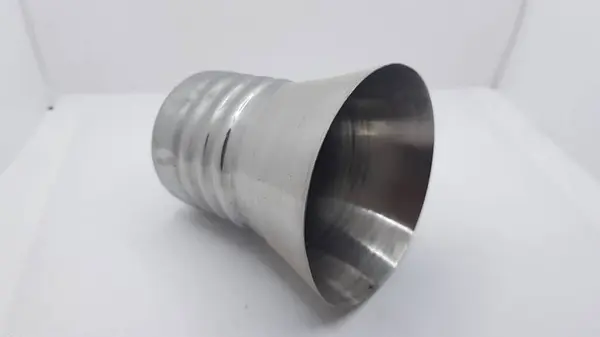 beyaz zemin üzerine çelik boru