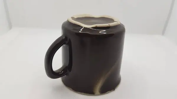 Beyaz arka planda bir kadeh şarap.