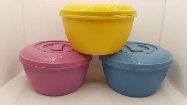 Gri arkaplanda renkli plastik kaplar