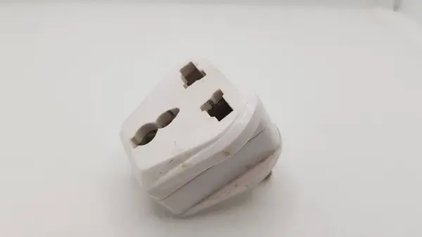 beyaz arka plan üzerinde izole elektrik soketi