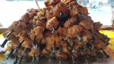 Kızarmış patates ve baharatlı tavuk.