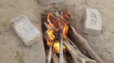 Şöminenin arka planında alevler var.