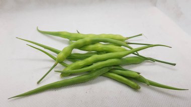 Beyaz arkaplanda yeşil fasulye