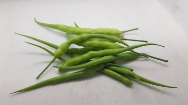beyaz zemin üzerine yeşil fasulye