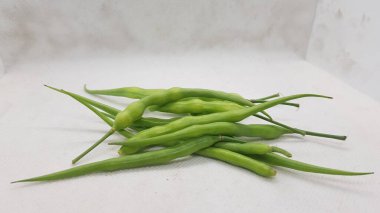 Beyaz arkaplanda yeşil fasulye